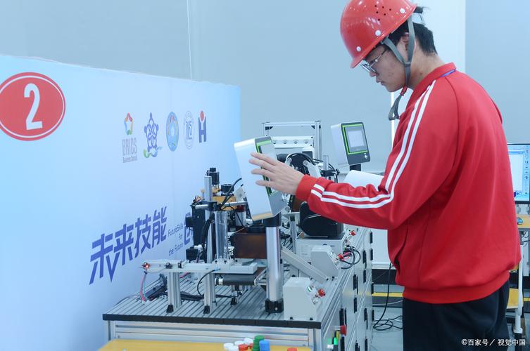 工業(yè)機(jī)器人搶飯碗?別怕!機(jī)電一體化才是"未來(lái)工廠"的高薪入場(chǎng)券!
